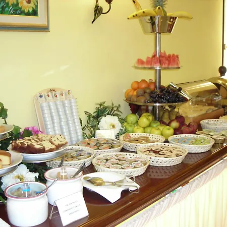 Smeraldo فندق لاتيزي